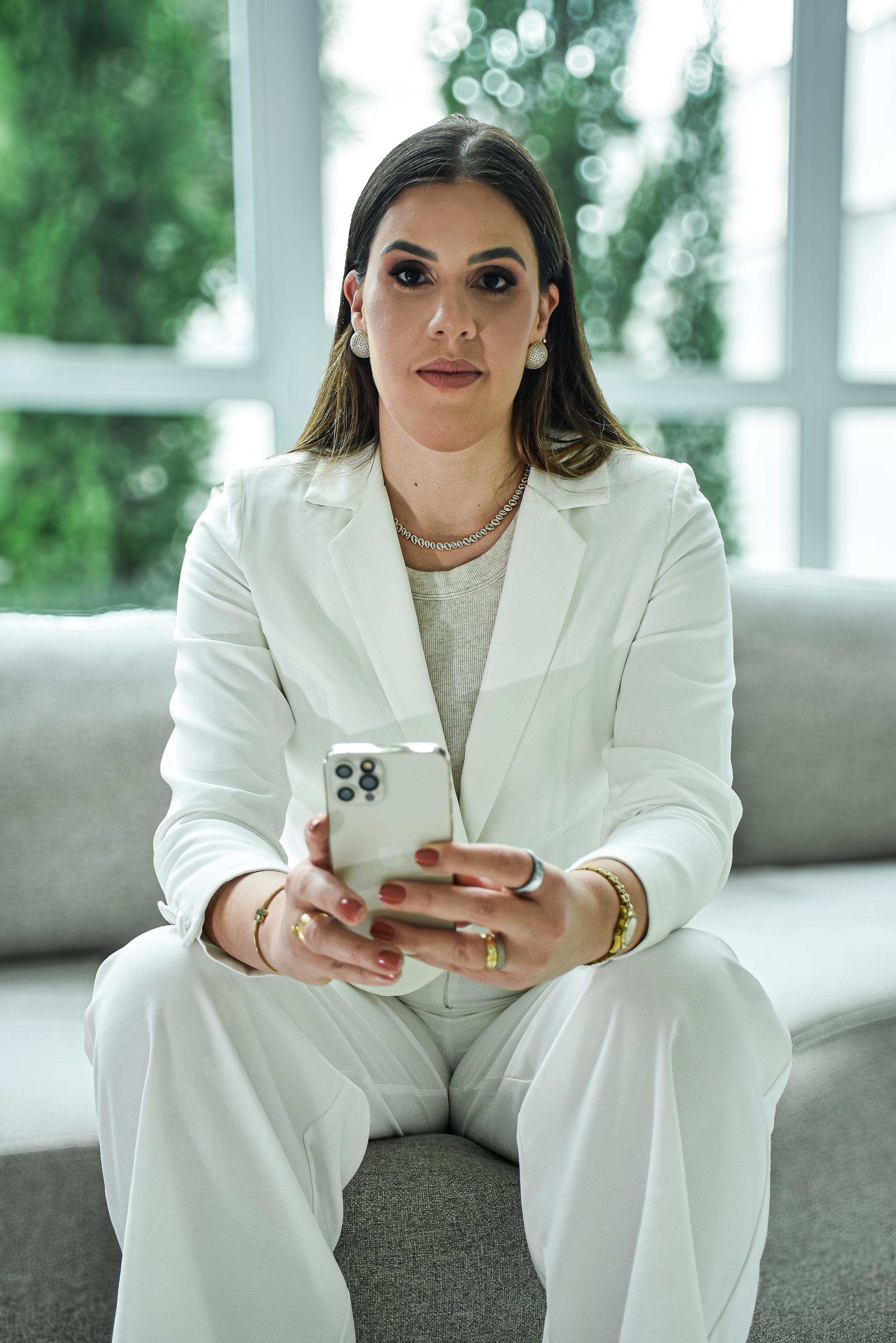 Dra. Grazielle Carvalho sorrindo em seu consultório de ginecologia integrativa em Serrinha-BA